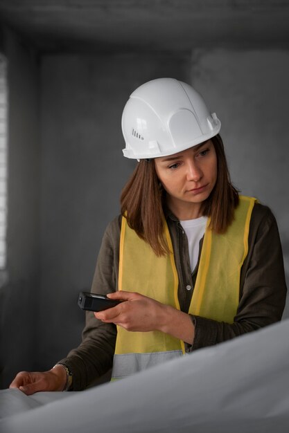 Mujer de tiro medio trabajando como ingeniera