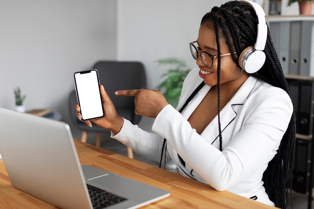 Mujer de tiro medio trabajando con dispositivo