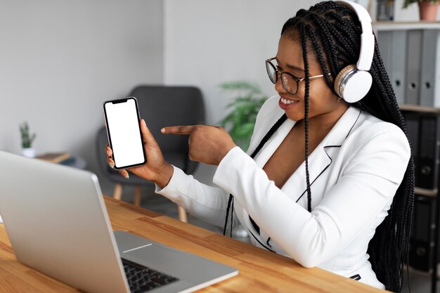 Mujer de tiro medio trabajando con dispositivo