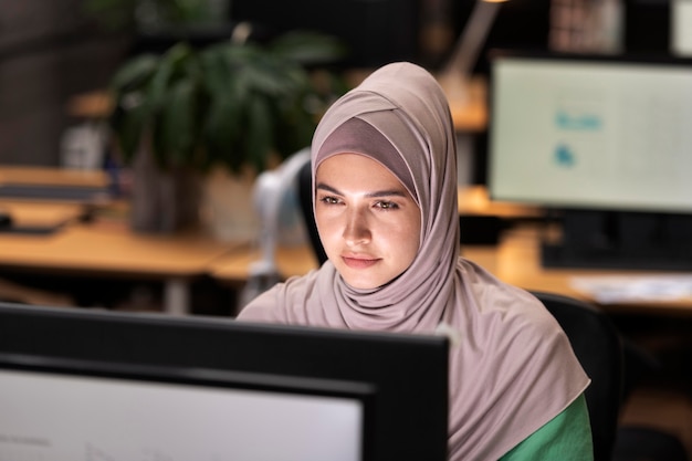 Mujer de tiro medio trabajando en equipo