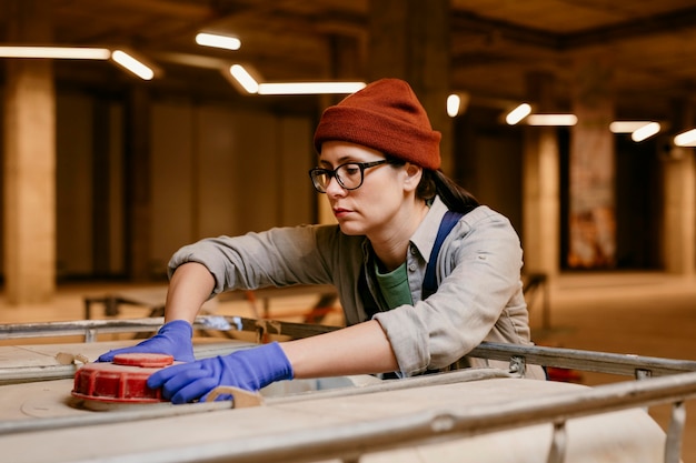 Mujer de tiro medio trabajando en interiores