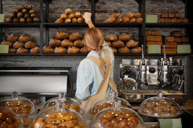 Mujer de tiro medio trabajando en panadería