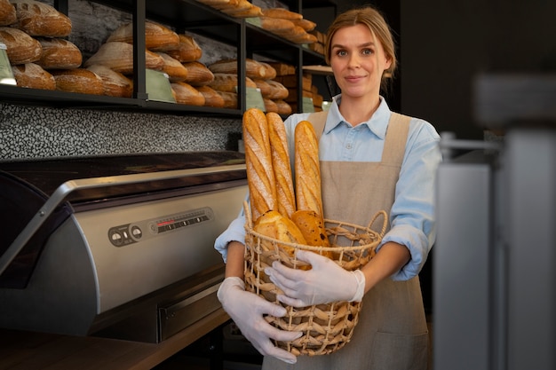Mujer de tiro medio trabajando en panadería