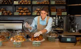 Foto gratuita mujer de tiro medio trabajando en panadería