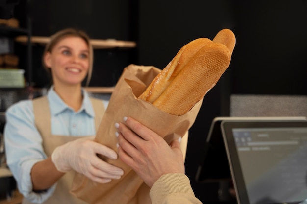 Mujer de tiro medio trabajando en panadería