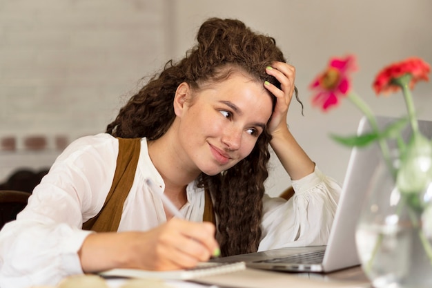 Mujer de tiro medio trabajando con portátil