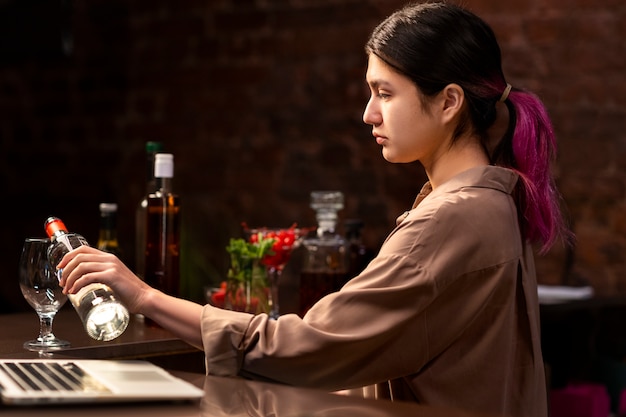 Mujer de tiro medio trabajando con portátil