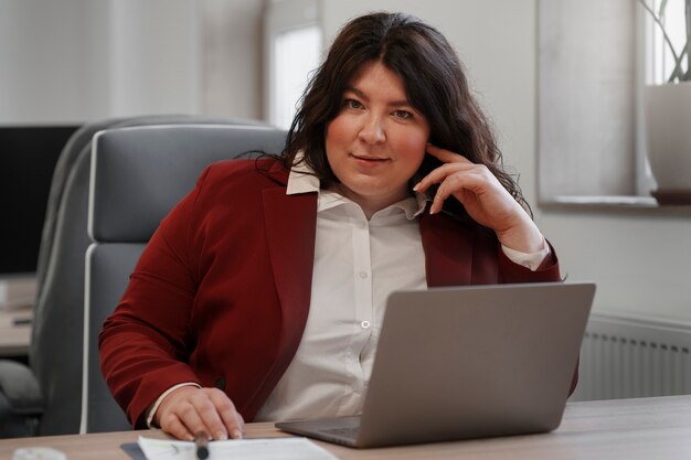 Mujer de tiro medio trabajando con portátil