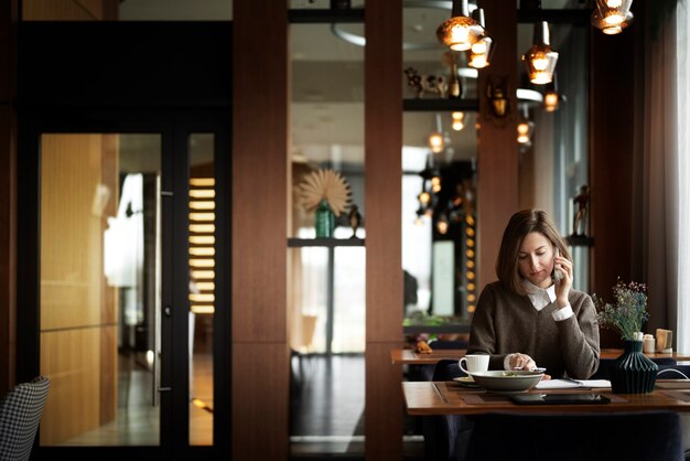 Mujer de tiro medio trabajando en restaurante