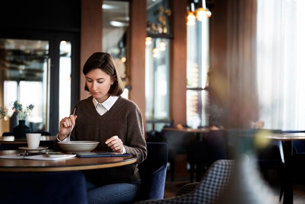 Mujer de tiro medio trabajando en restaurante