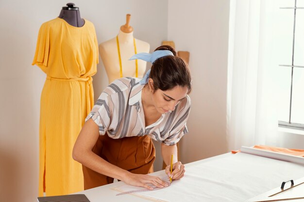 Mujer de tiro medio trabajando sola