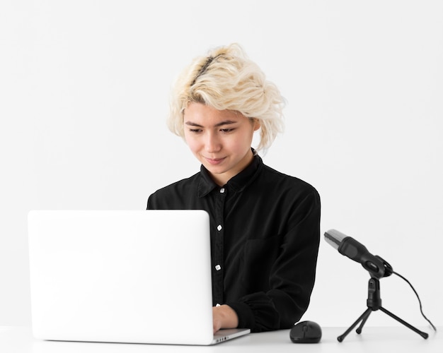 Foto gratuita mujer de tiro medio trabajando