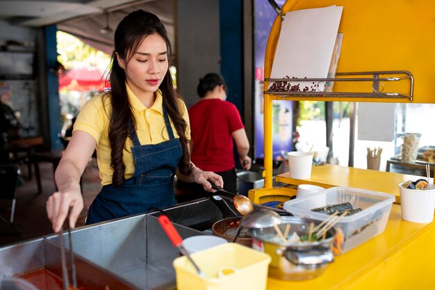 Mujer de tiro medio trabajando