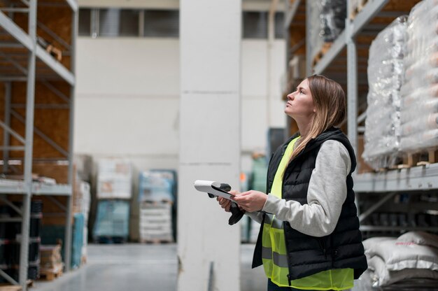 Mujer de tiro medio trabajando