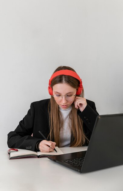 Mujer de tiro medio trabajando