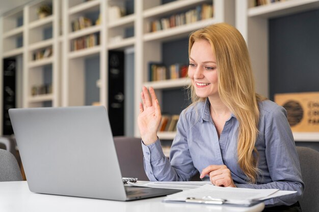 Mujer de tiro medio trabajando