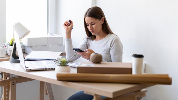 Foto gratuita mujer de tiro medio trabajando