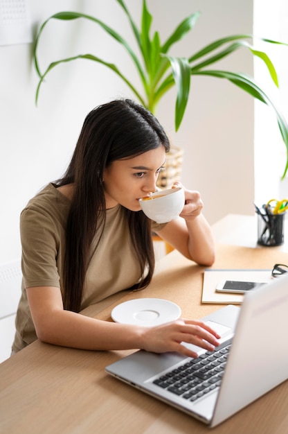 Foto gratuita mujer de tiro medio trabajando