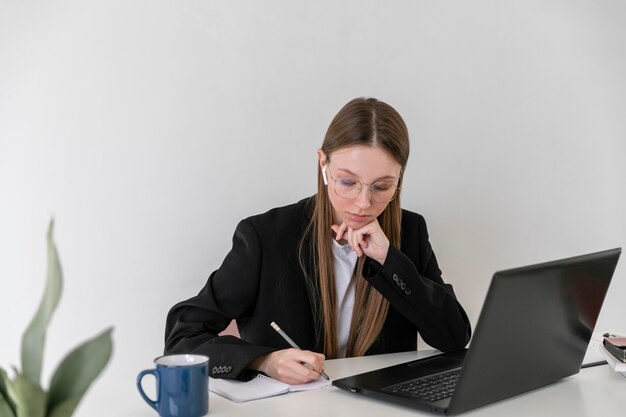 Mujer de tiro medio en el trabajo