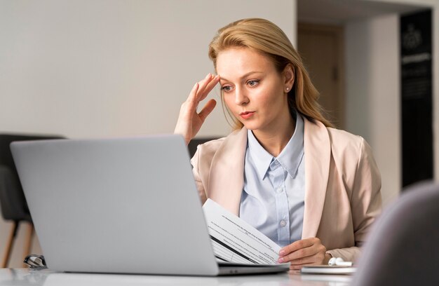 Mujer de tiro medio en el trabajo