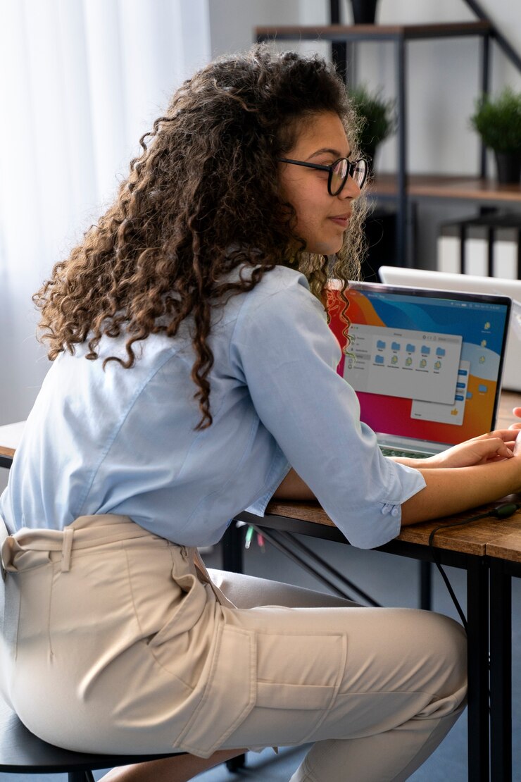 Foto gratuito mujer de tiro medio en el trabajo