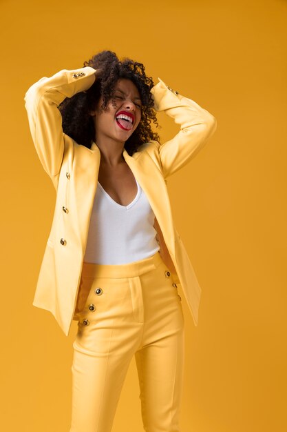 Mujer de tiro medio con traje amarillo