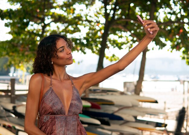 Mujer de tiro medio con traje de vacaciones