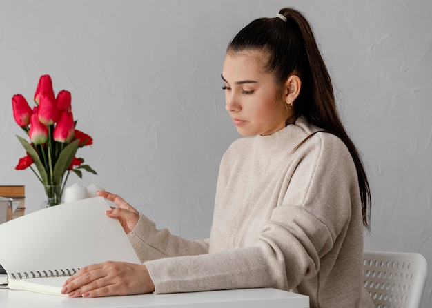 Mujer de tiro medio con tulipanes