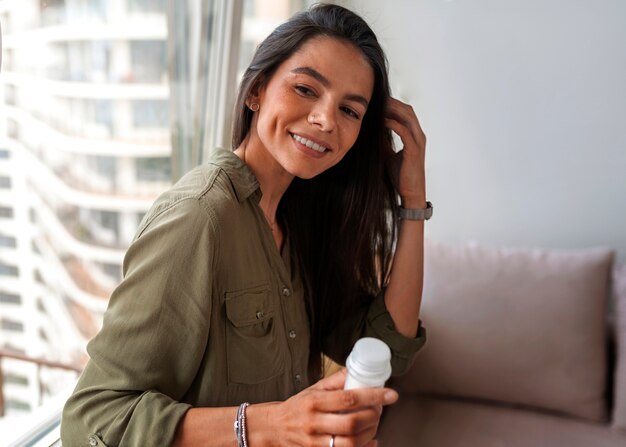 Foto gratuita mujer de tiro medio usando champú seco en casa