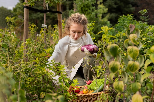 Mujer de tiro medio con verduras