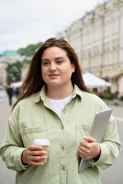 Mujer de tiro medio viajando con laptop