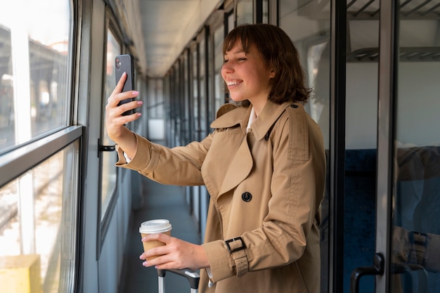 Foto gratuita mujer de tiro medio viajando en tren