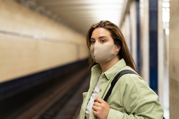 Foto gratuita mujer de tiro medio viajando