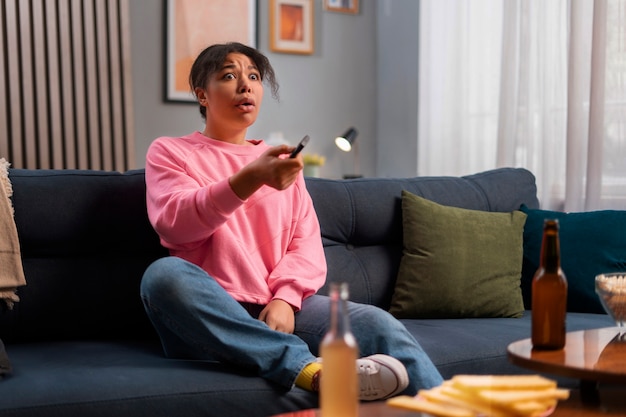 Mujer de tiro medio viendo deportes