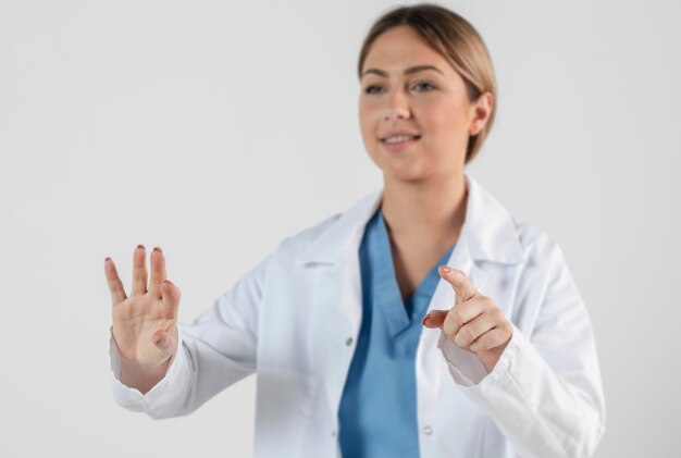 Mujer de tiro medio vistiendo bata de laboratorio