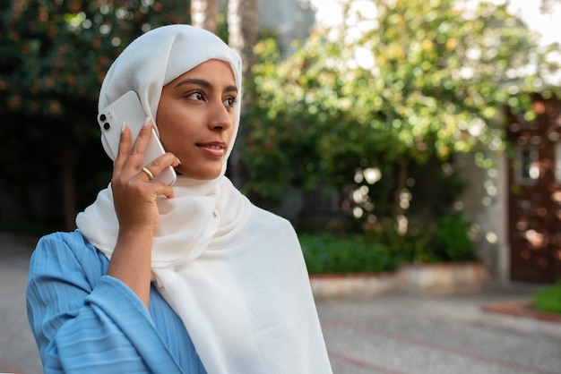 Mujer de tiro medio vistiendo halal al aire libre