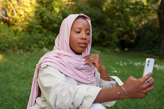 Foto gratuita mujer de tiro medio vistiendo halal al aire libre