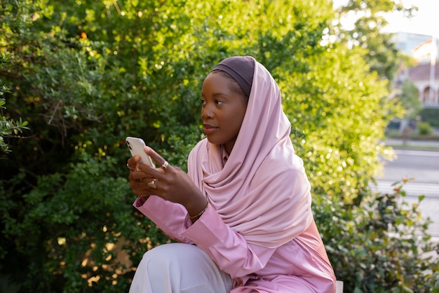 Mujer de tiro medio vistiendo halal al aire libre