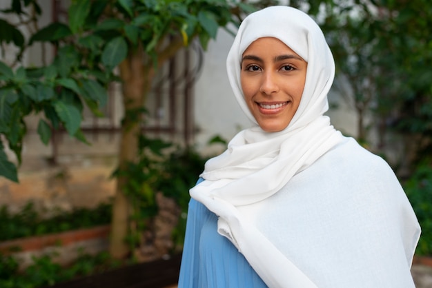 Mujer de tiro medio vistiendo halal al aire libre