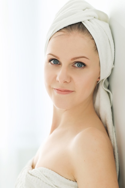 Foto gratuita mujer con toalla en la cabeza y el cuerpo después de la ducha