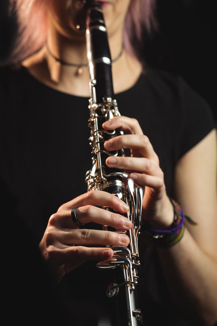 Foto gratuito mujer tocando un clarinete en la escuela de música
