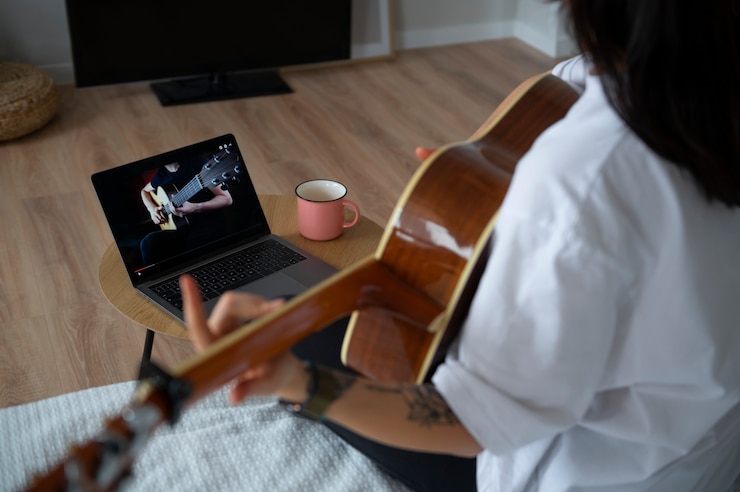 Foto gratuito mujer tocando la guitarra en casa durante la cuarentena