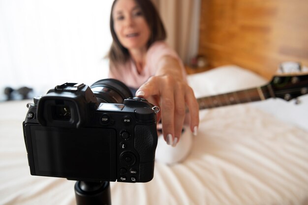 Mujer tocando una guitarra eléctrica en casa