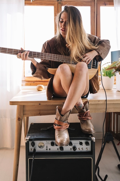 Mujer tocando la guitarra eléctrica