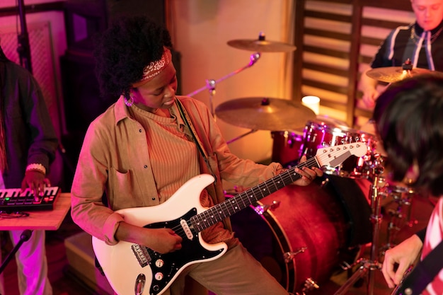 Mujer tocando la guitarra en un evento local.