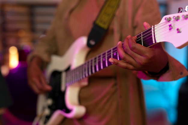Mujer tocando la guitarra en un evento local.