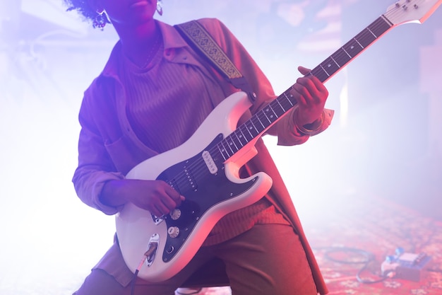 Foto gratuita mujer tocando la guitarra en un evento local.