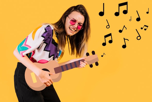 Mujer tocando una guitarra de filtro de icono