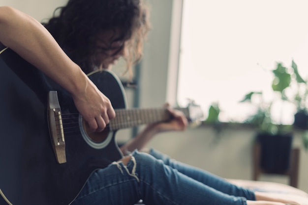 Foto gratuita mujer tocando la guitarra