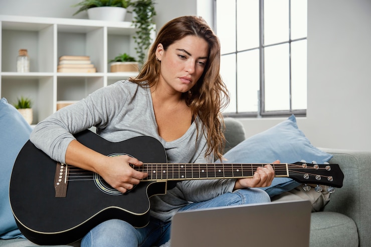 Foto gratuito mujer tocando la guitarra